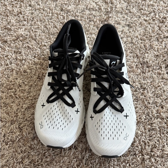 On Running White and Black Athletic Shoes cloud x4 style - Picture 2 of 6